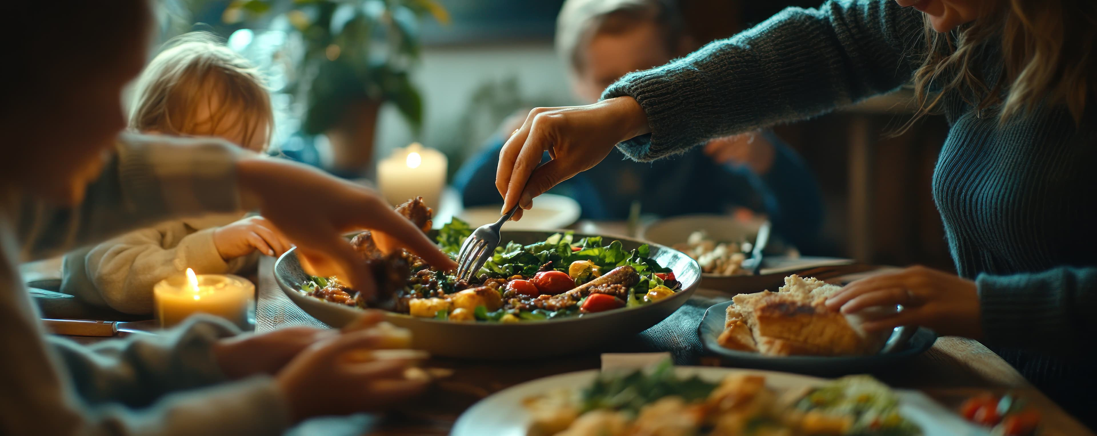 Repas en famille partagé autour de la table